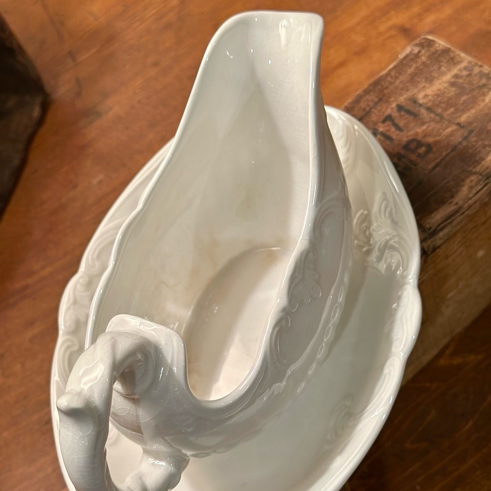 Valley Forge Vintage Creamy Ironstone Gravy Boat and Saucer - Picture 2 of 15